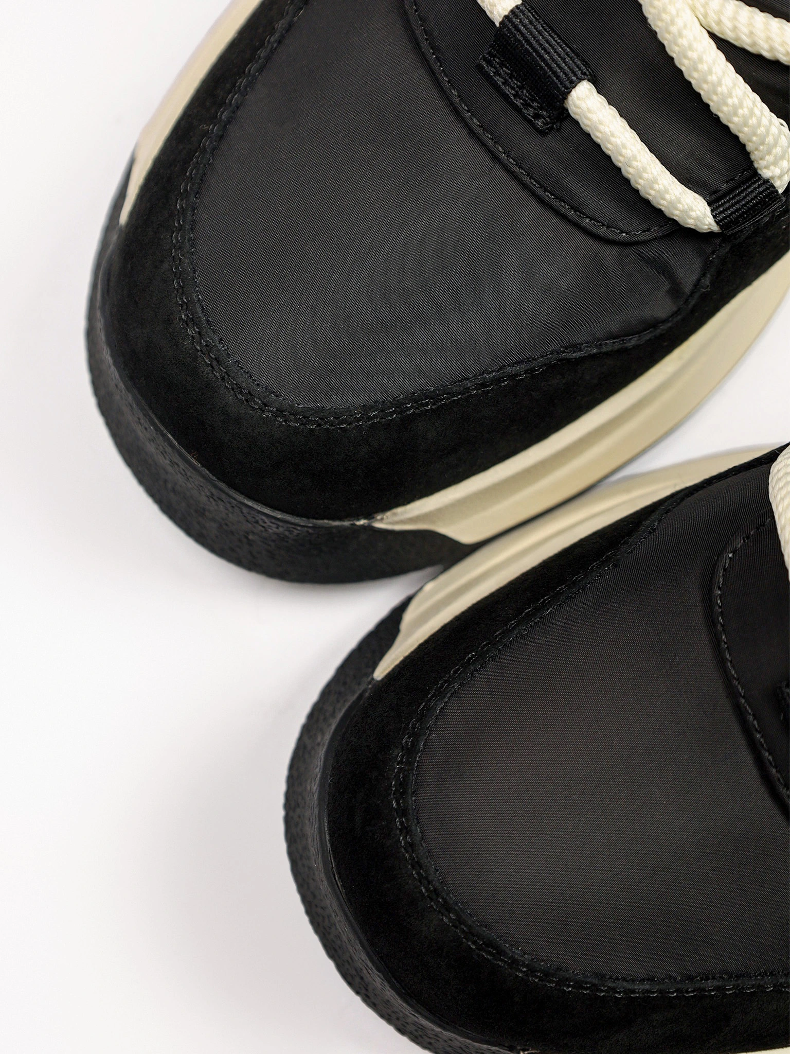 Ботинки комбинированные черного цвета на контрастной средней подошве